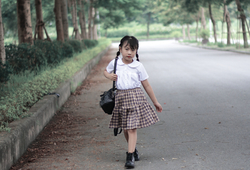 Set áo trắng + chân váy kẻ