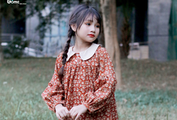 Váy hoa cam đỏ lá cổ kem