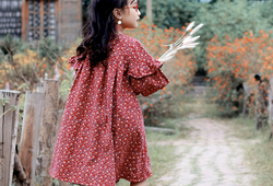 Váy hoa đỏ bèo ngực