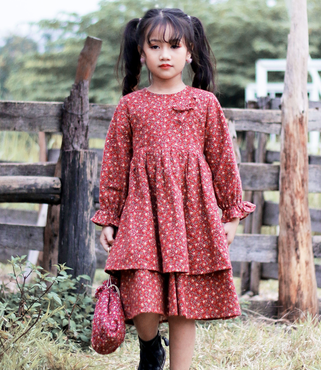 Váy hoa đỏ 2 tầng