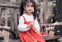 Set váy yếm hoa cam áo trắng