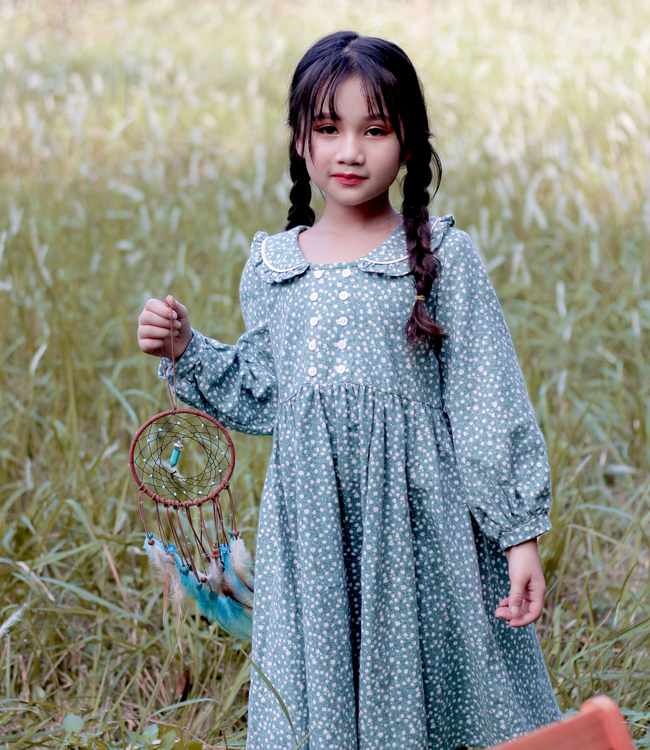 Váy hoa xanh lá cổ bèo
