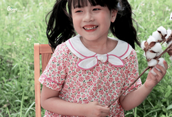 Váy  hoa hồng cổ nơ trắng