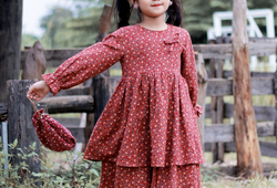 Váy hoa đỏ 2 tầng