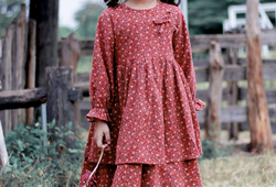 Váy hoa đỏ 2 tầng