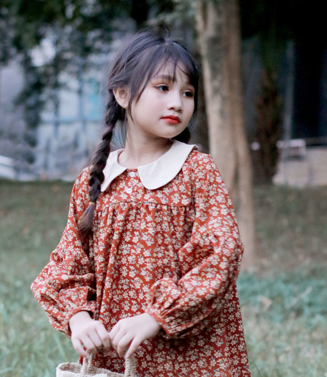 Váy hoa cam đỏ lá cổ kem