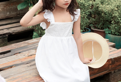 Váy trắng nơ lưng, phối ngực thêu