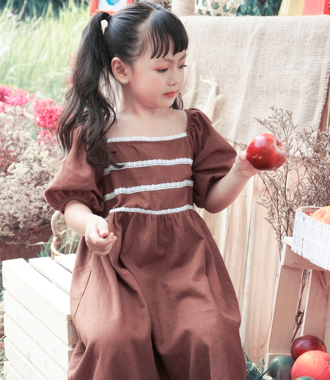 Váy nâu tay lỡ phối ren