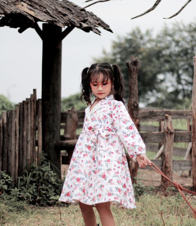 Váy hoa trắng cổ Vest