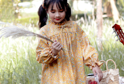 Váy hoa vàng cổ bèo
