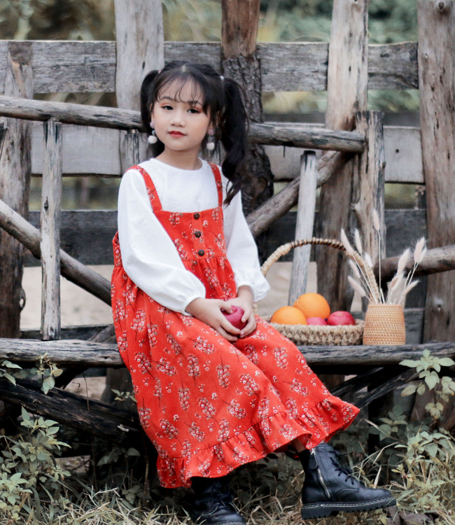 Set váy yếm hoa cam áo trắng