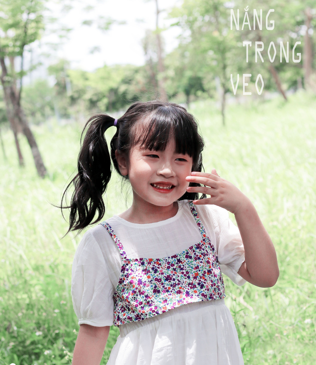 Váy trắng phối áo yếm hoa