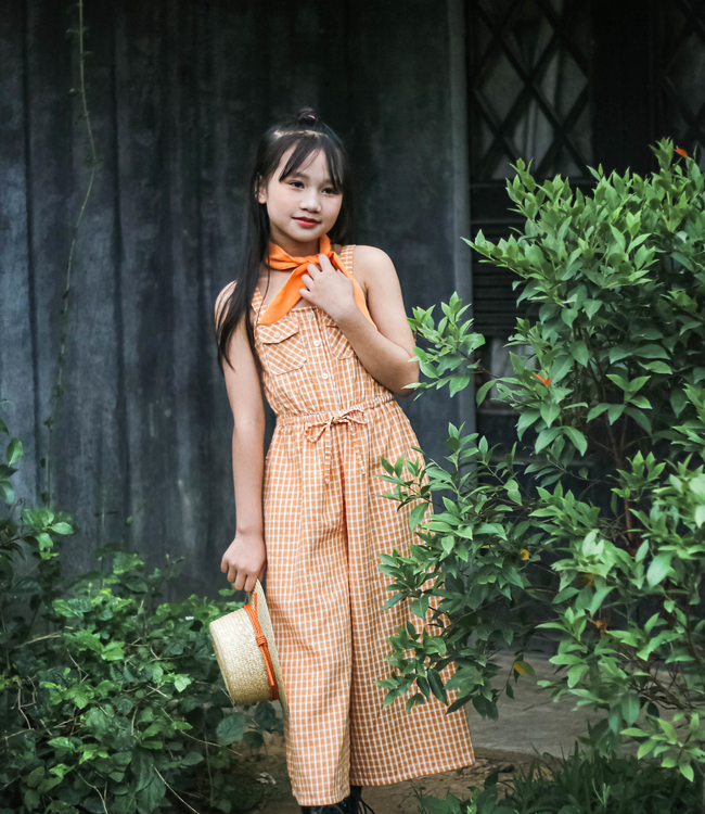 Jumpsuits kẻ cam kèm khăn nơ cổ