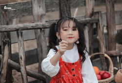 Set váy yếm hoa cam áo trắng