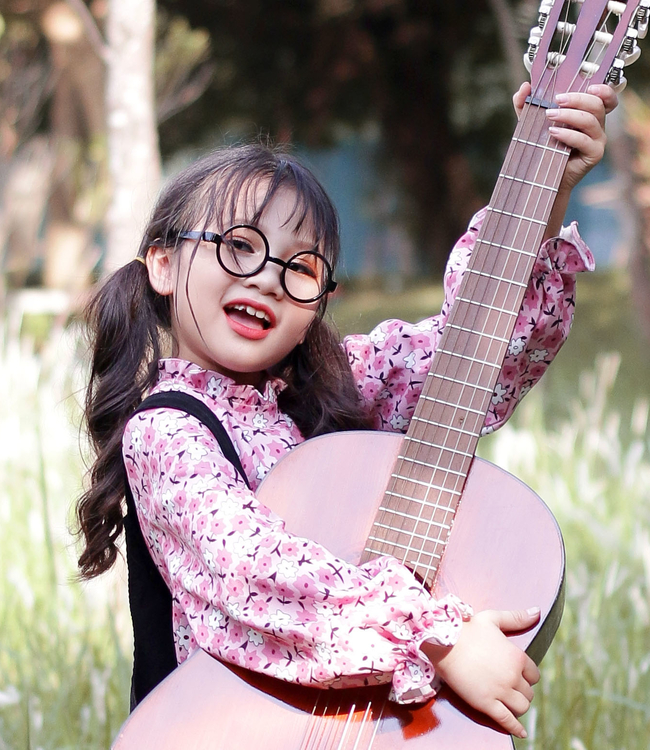 Set quần yếm đen áo hoa hồng
