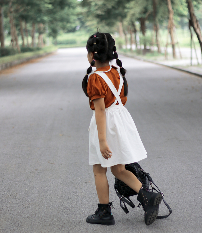 Set áo cam nâu + chân váy yếm trắng