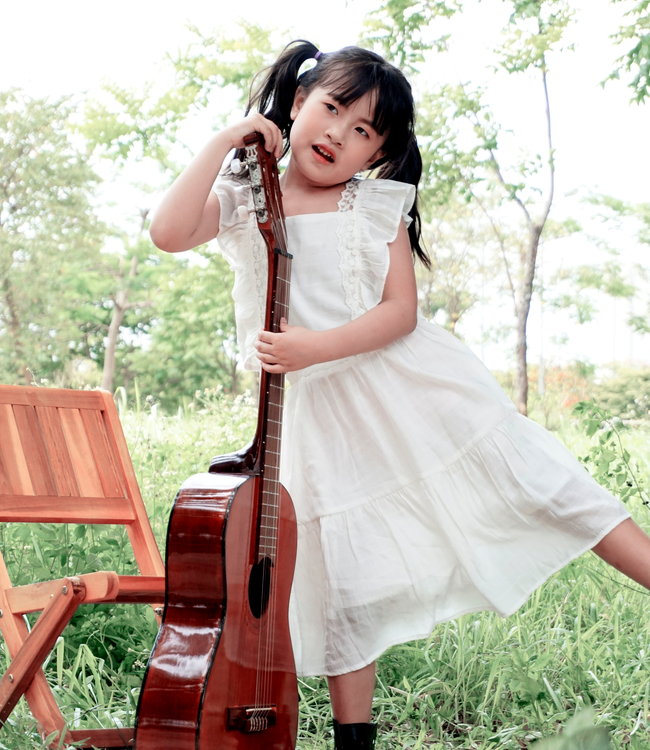 Set chân váy trắng + áo phối ren