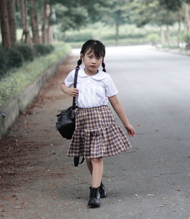 Set áo trắng + chân váy kẻ