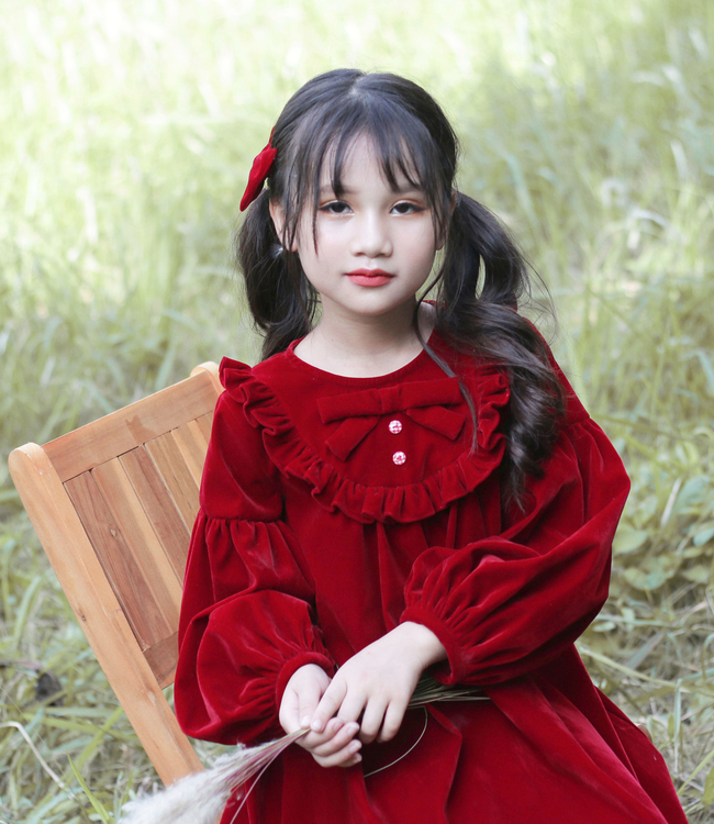 Váy nhung đỏ bèo ngực kèm nơ