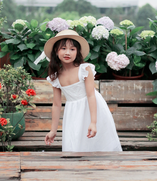 Váy trắng nơ lưng, phối ngực thêu