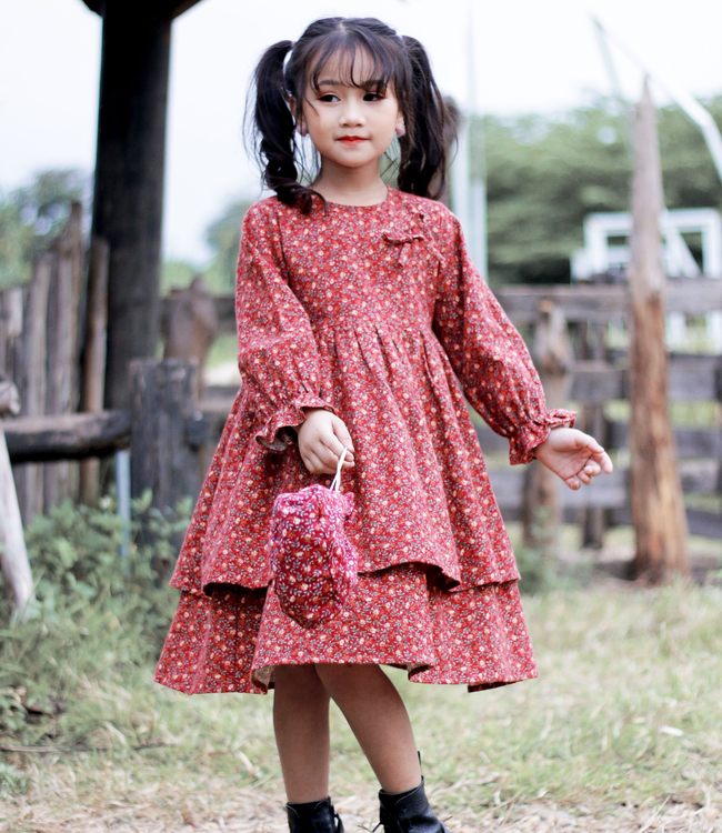 Váy hoa đỏ 2 tầng