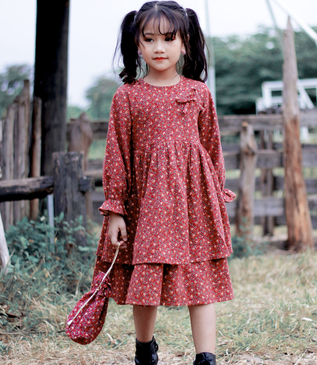 Váy hoa đỏ 2 tầng