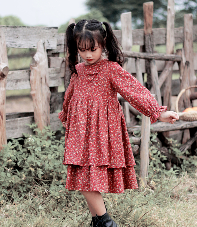 Váy hoa đỏ 2 tầng