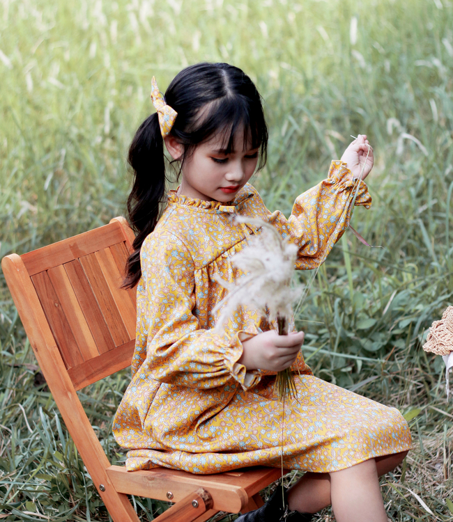 Váy hoa vàng cổ bèo