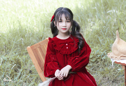 Váy nhung đỏ bèo ngực kèm nơ