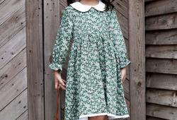 Váy hoa xanh cổ trắng