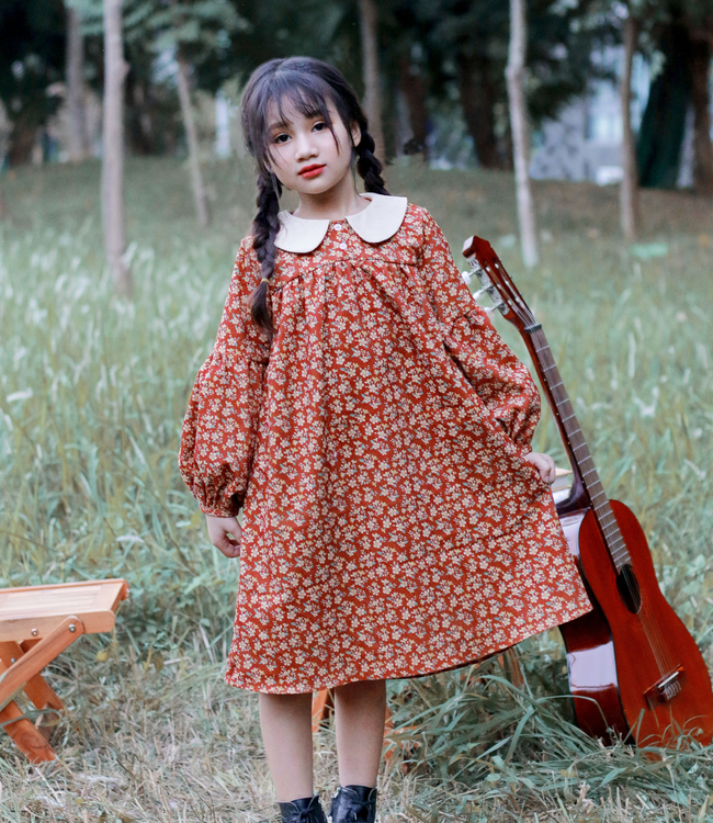 Váy hoa cam đỏ lá cổ kem