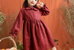 Váy hoa đỏ nơ cổ