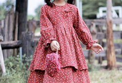 Váy hoa đỏ 2 tầng