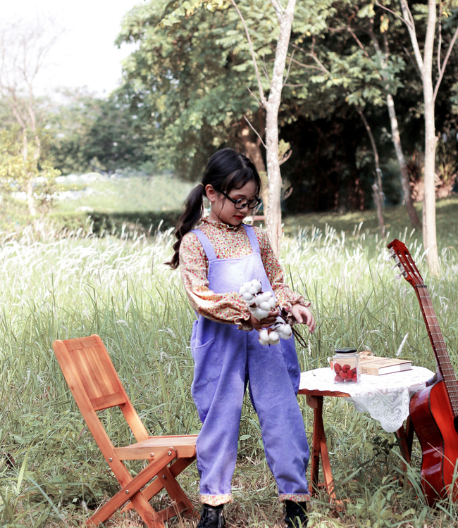 Set quần yếm tím áo hoa vàng