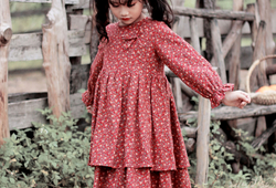 Váy hoa đỏ 2 tầng