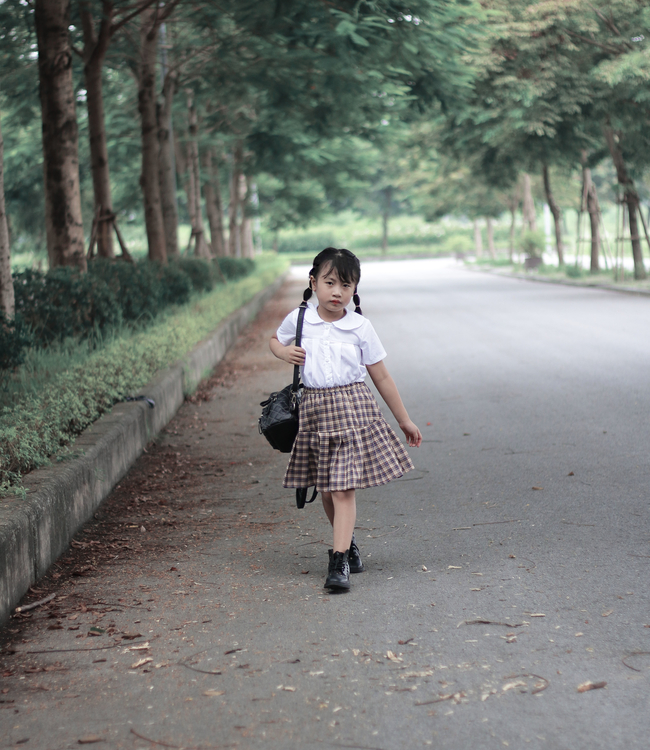 Set áo trắng + chân váy kẻ