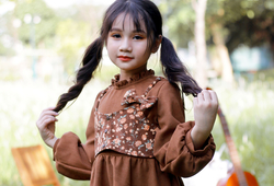 Váy nâu phối áo yếm hoa