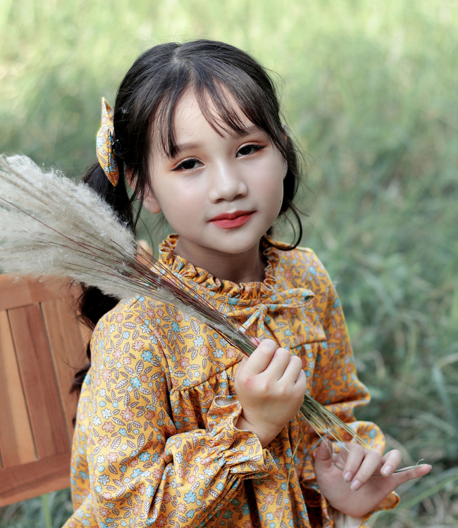 Váy hoa vàng cổ bèo