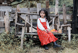 Set váy yếm hoa cam áo trắng