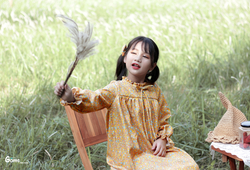 Váy hoa vàng cổ bèo
