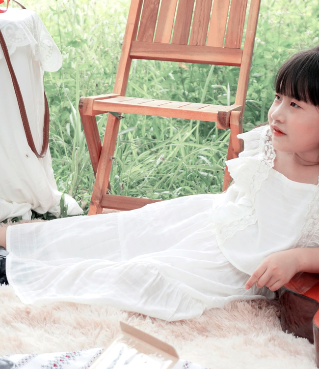 Set chân váy trắng + áo phối ren