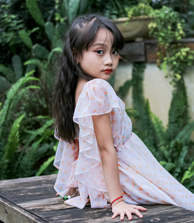 Váy tơ hoa cam bèo rủ