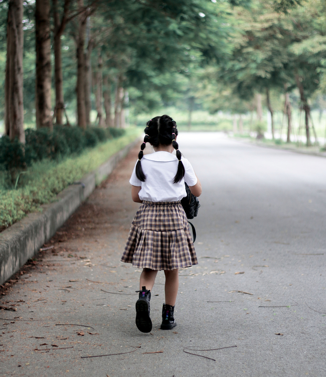 Set áo trắng + chân váy kẻ