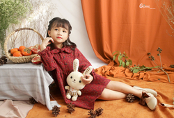 Váy hoa đỏ nơ cổ