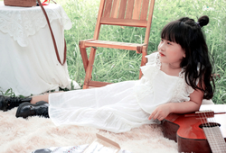 Set chân váy trắng + áo phối ren