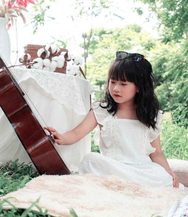 Set chân váy trắng + áo phối ren