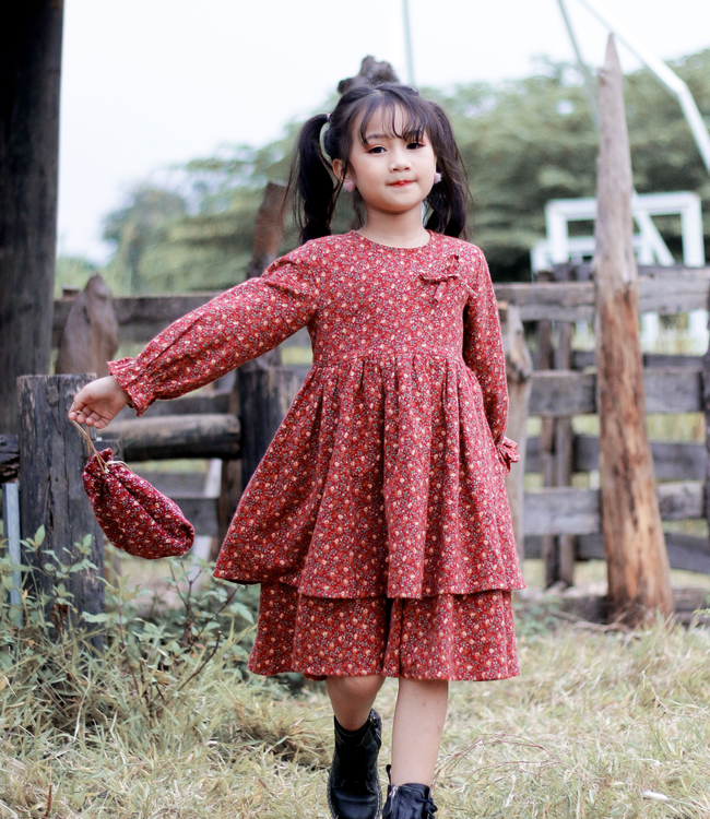 Váy hoa đỏ 2 tầng