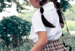 Set áo trắng + chân váy kẻ