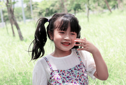 Váy trắng phối áo yếm hoa