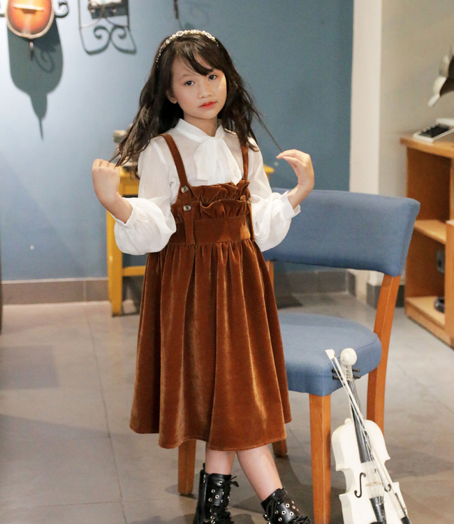 Set váy yếm nhung nâu + áo trắng cổ nơ